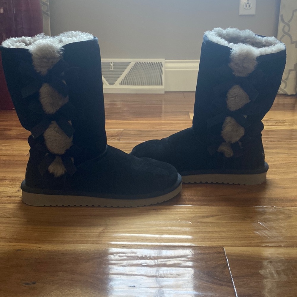 Black and grey/cream Kookaburra by UGGS size 8